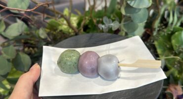 今月のお茶菓子《三色だんご》のご紹介✨